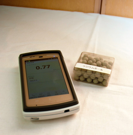 NTT DoCoMo Inc.'s smartphone is pictured with a case that enables radiation measurement. (The Asahi Shimbun) 